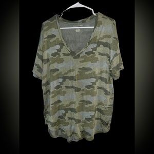 EUC! Size Medium American Eagle “Soft & Sexy”, Buttery SOFT Camouflage T-Shirt